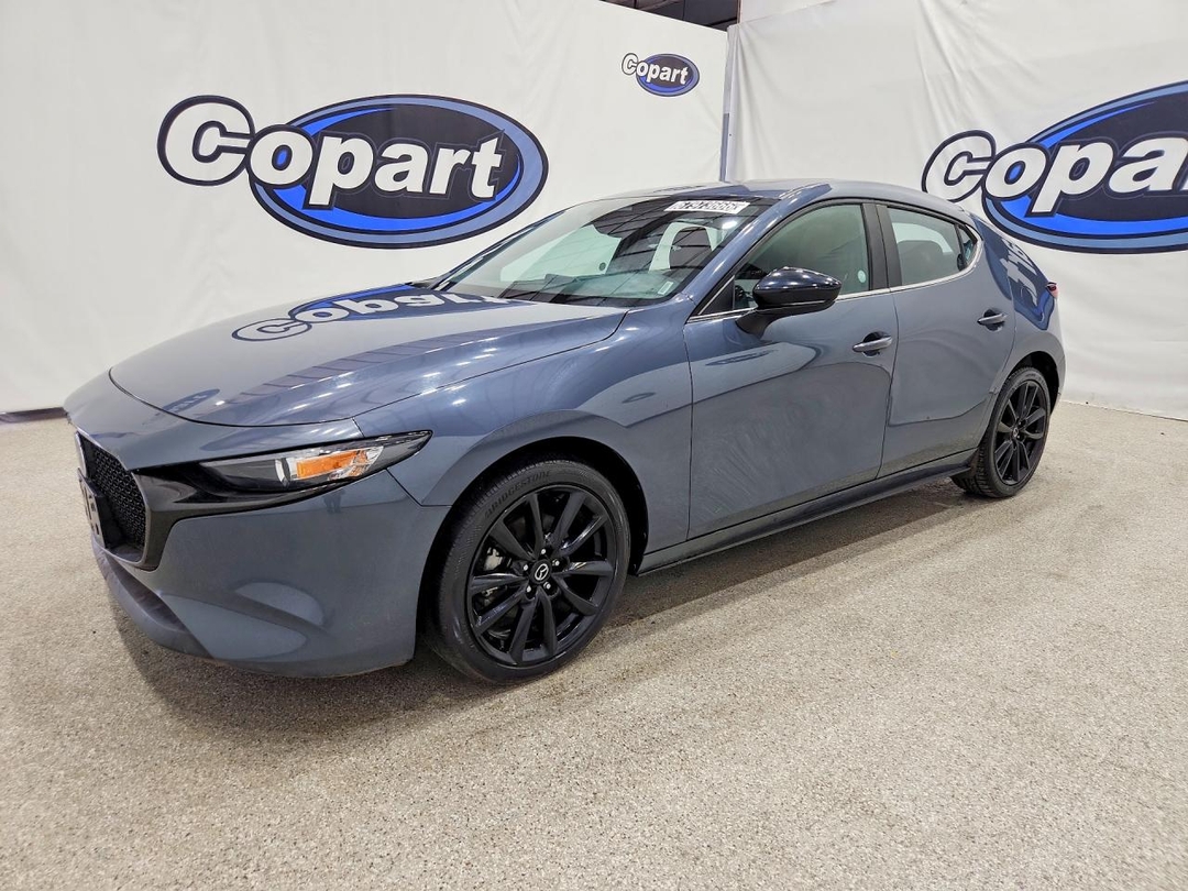 Vue de 2025 MAZDA 3 PREFERRED, angle 1