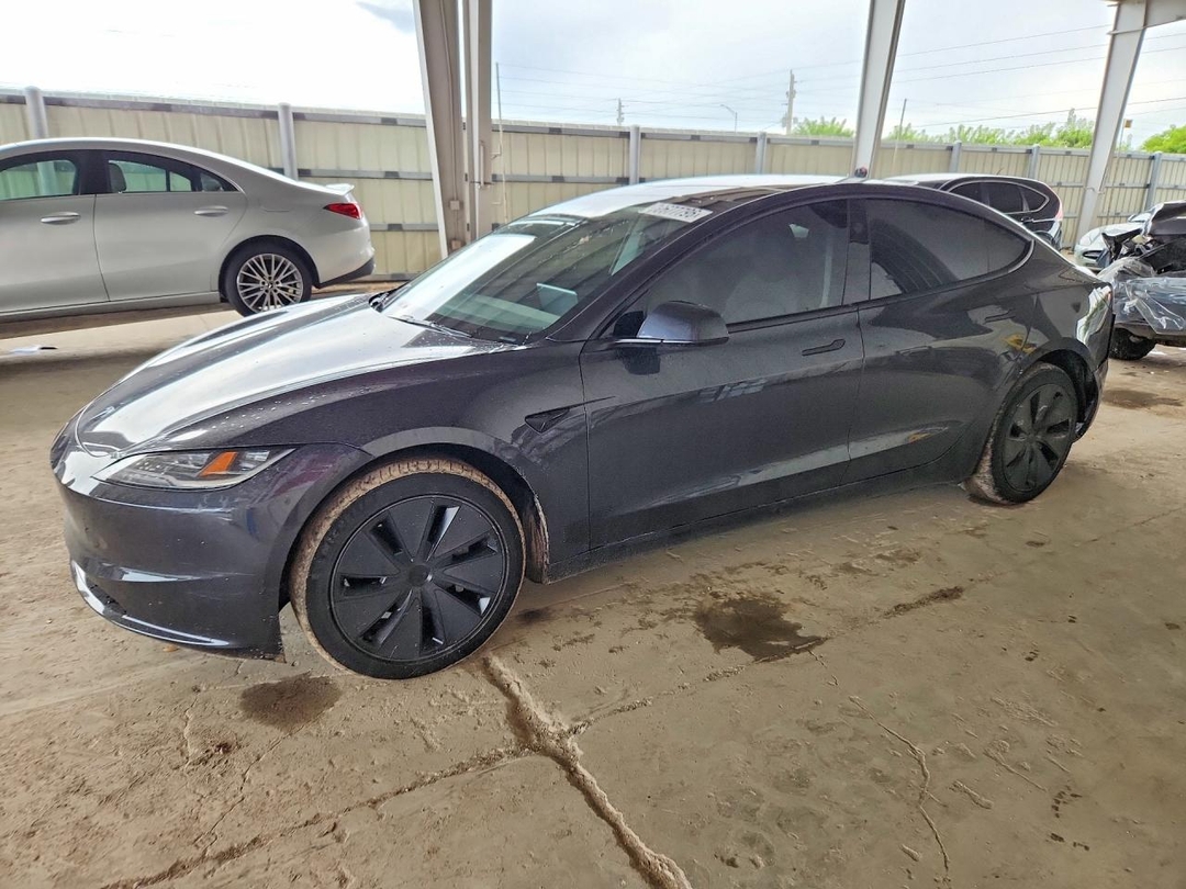 Vue de 2024 TESLA MODEL 3, angle 1