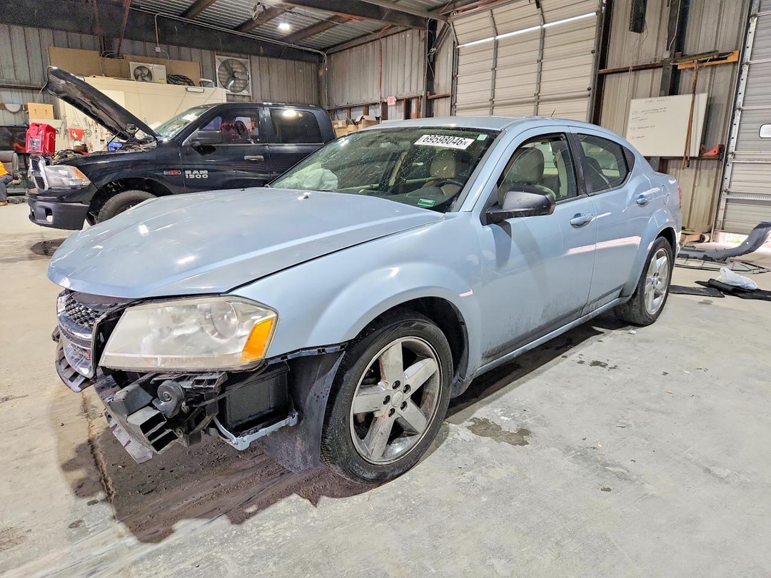 منظر 2013 DODGE AVENGER SE، زاوية 1