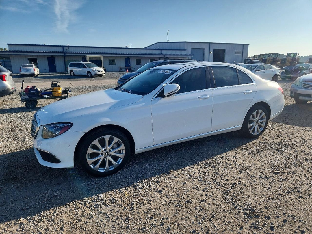 منظر 2018 MERCEDES-BENZ E 400 4MATIC، زاوية 1