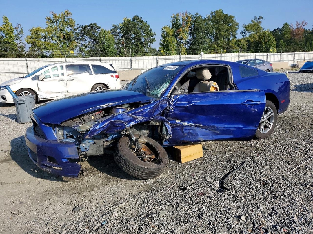Vue de 2014 FORD MUSTANG, angle 1