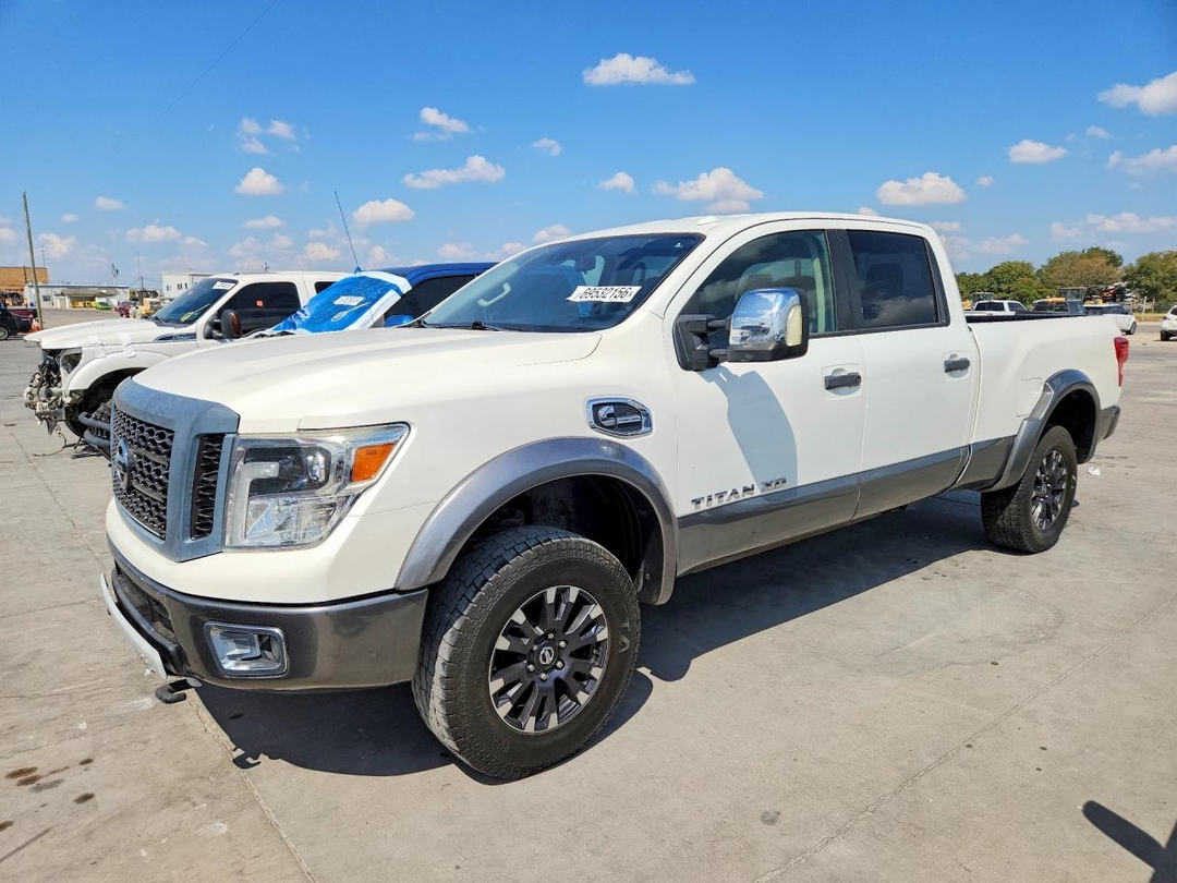 Vista de 2018 NISSAN TITAN XD PRO-4X, ángulo 1