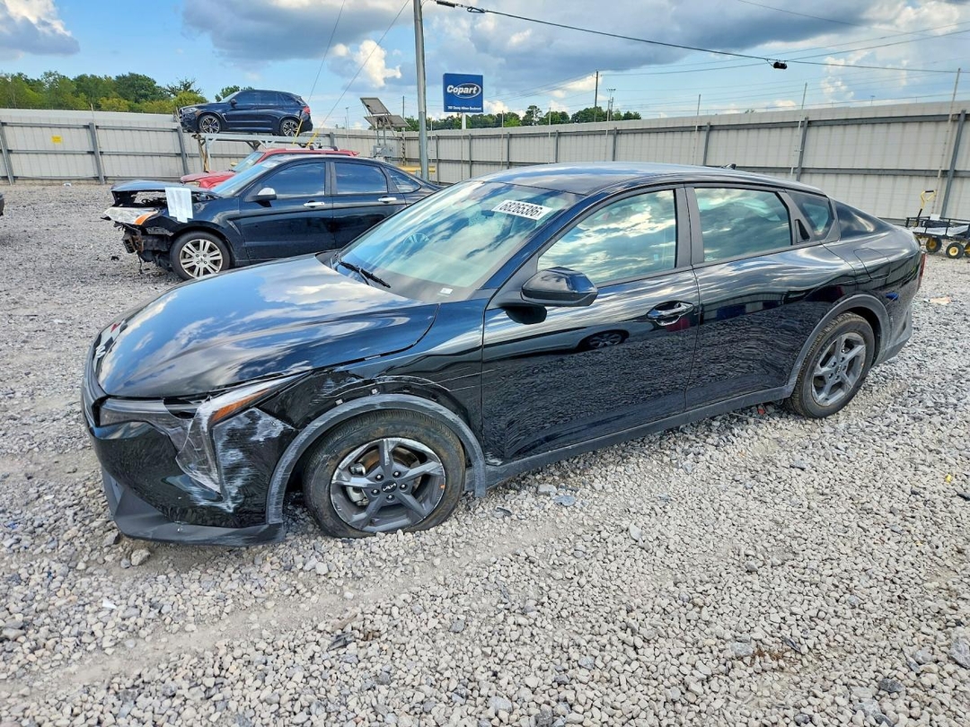 Vue de 2026 KIA K4 LXS, angle 1
