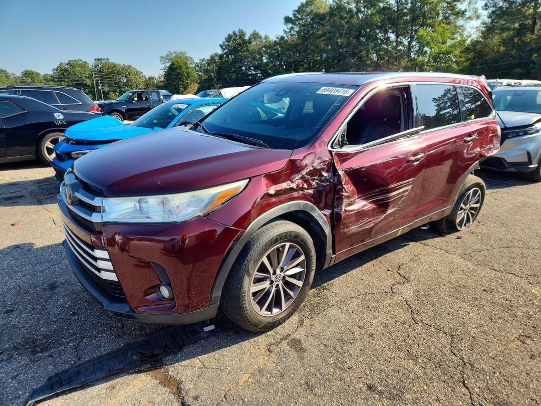 Vue de 2018 TOYOTA HIGHLANDER XLE, angle 1