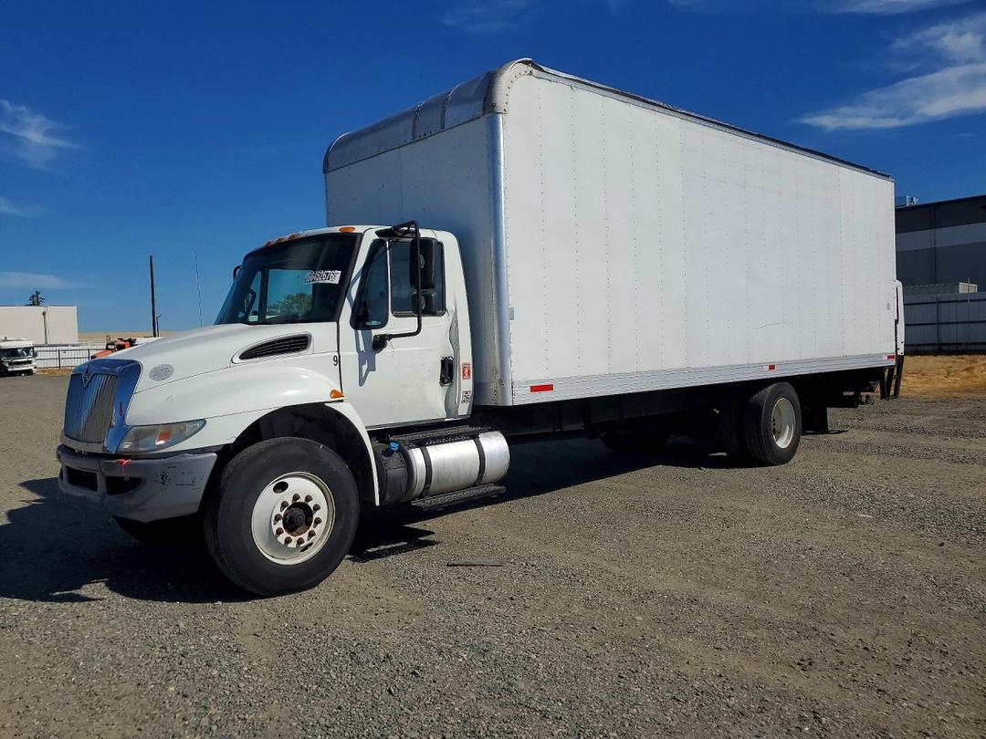 Vista de 2018 INTERNATIONAL 4300 BOX TRUCK, ángulo 1