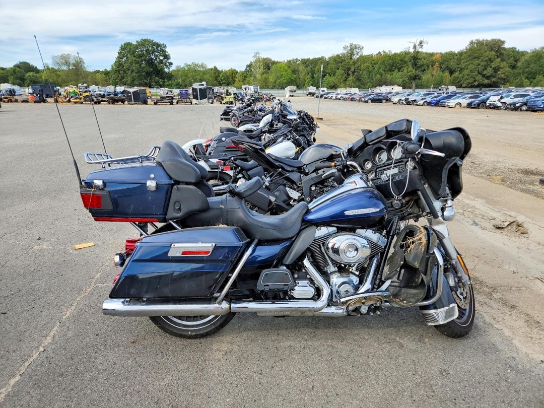 Vue de 2013 HARLEY-DAVIDSON FLHTK ELECTRA GLIDE ULTRA LIMITED, angle 1