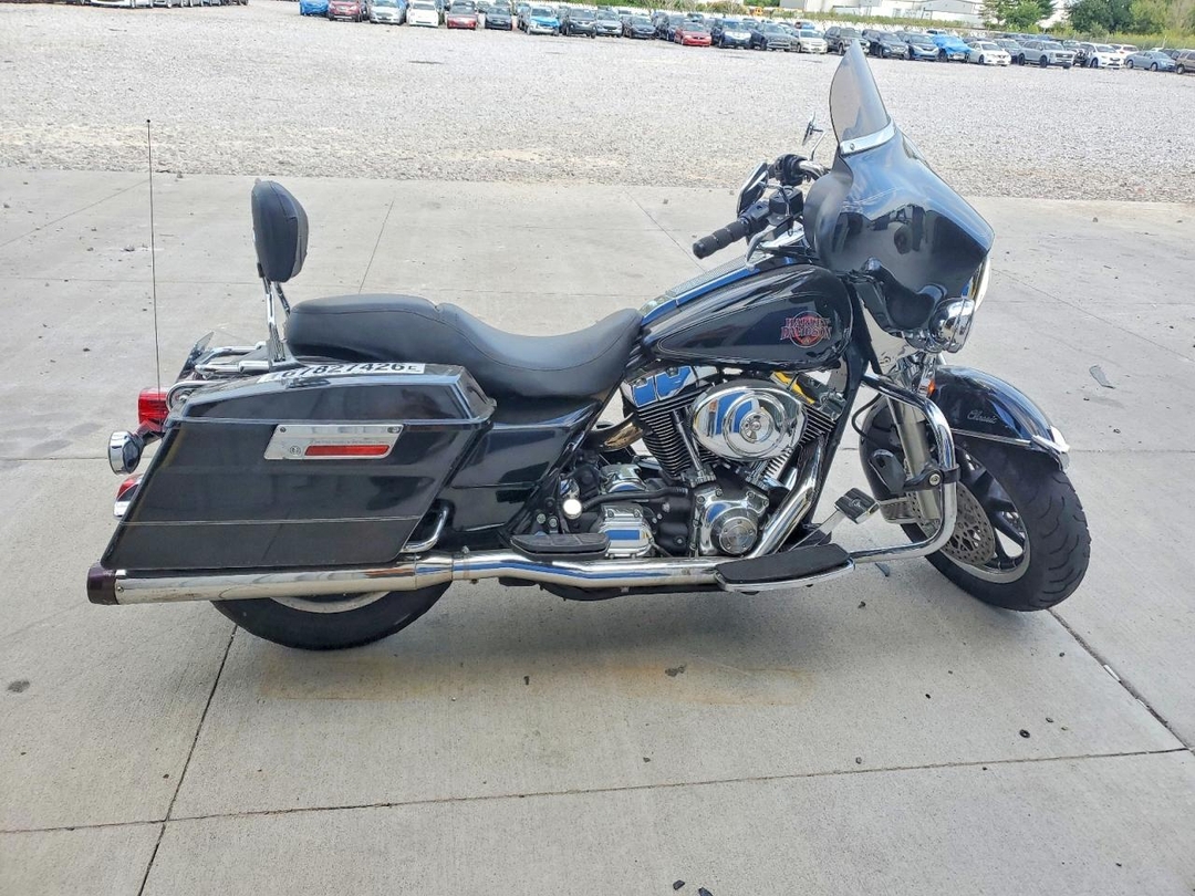 Vue de 2004 HARLEY-DAVIDSON FLHT CLASSIC, angle 1