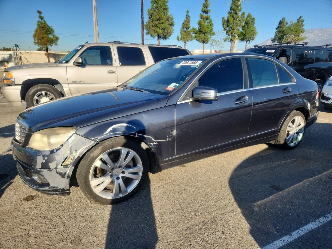 Вид 2010 MERCEDES-BENZ C 300, угол 1