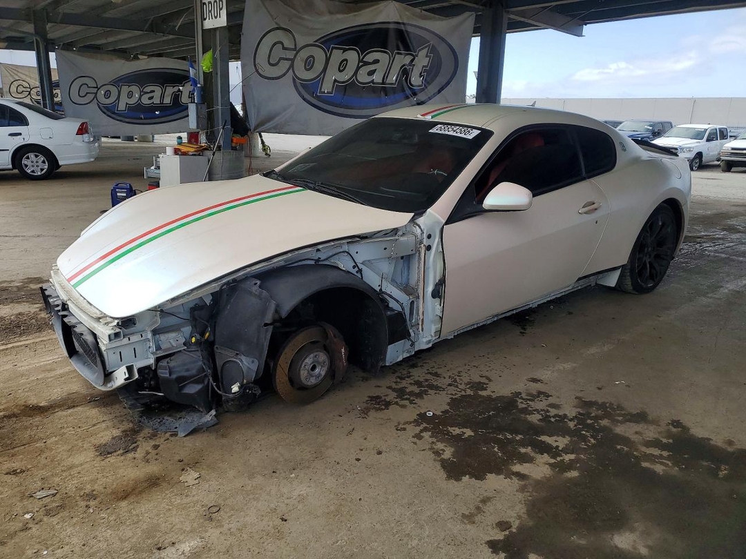 Вид 2014 MASERATI GRANTURISMO S, угол 1