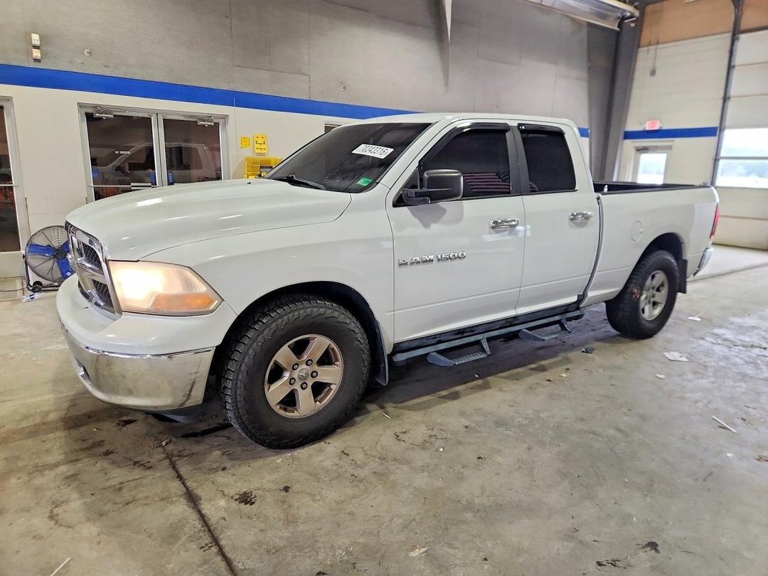 Vista de 2011 DODGE RAM 1500, ángulo 1