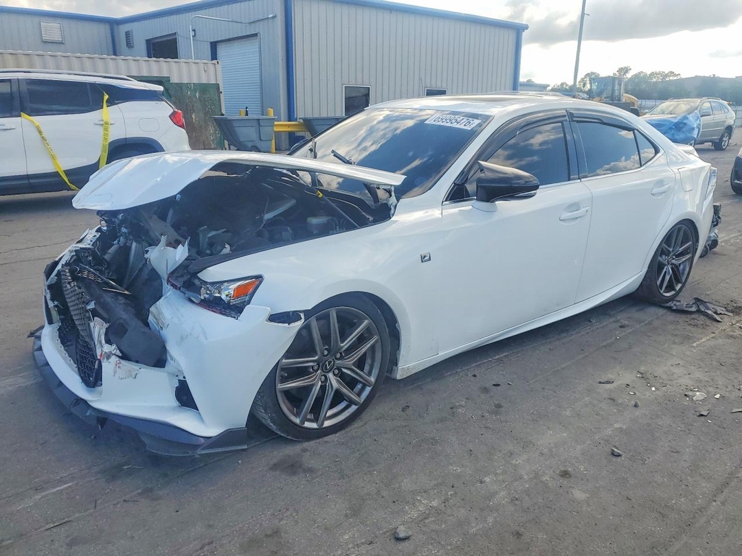 Vue de 2014 LEXUS IS 350, angle 1