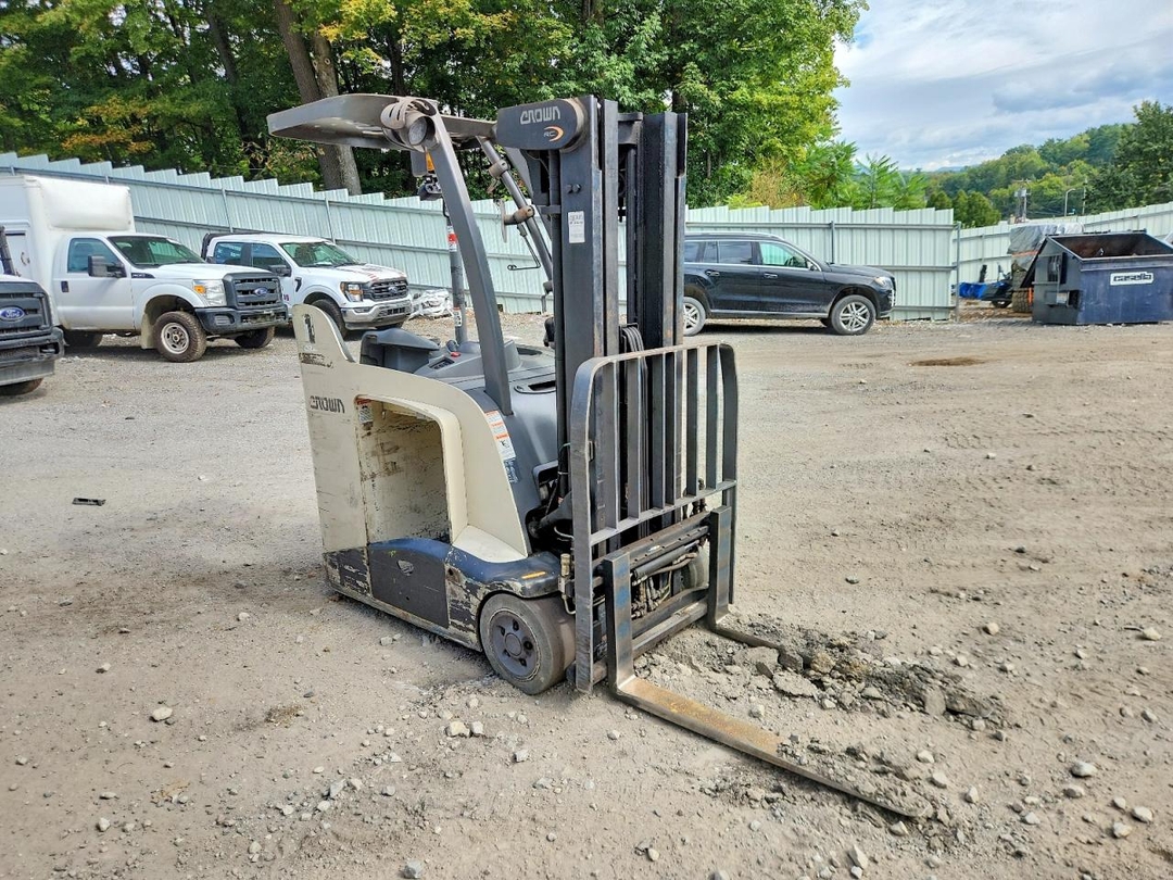 Vue de 2007 CROWN FORKLIFT, angle 1