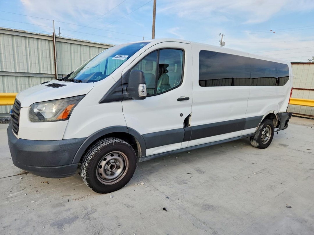 منظر 2017 FORD TRANSIT T-350، زاوية 1