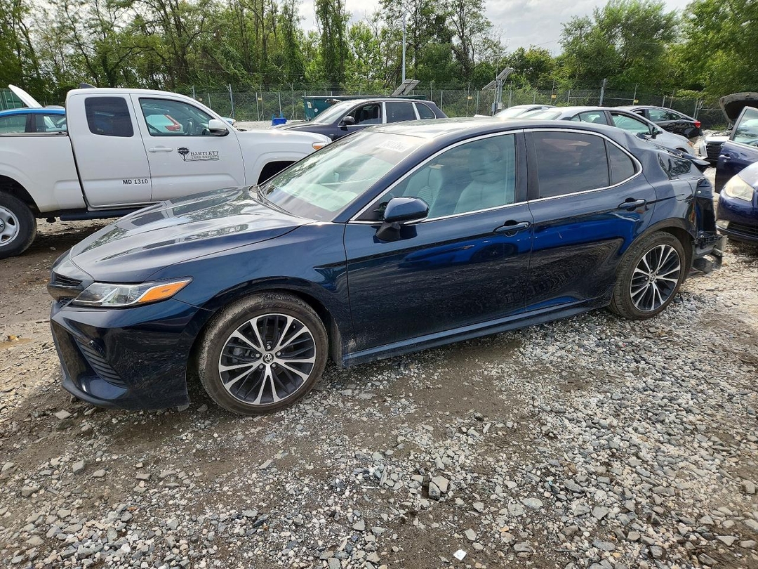 Вид 2020 TOYOTA CAMRY SE, угол 1
