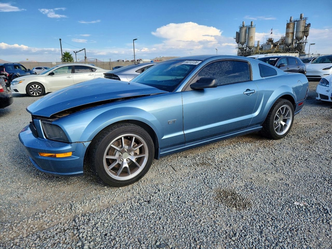 Vue de 2005 FORD MUSTANG GT, angle 1