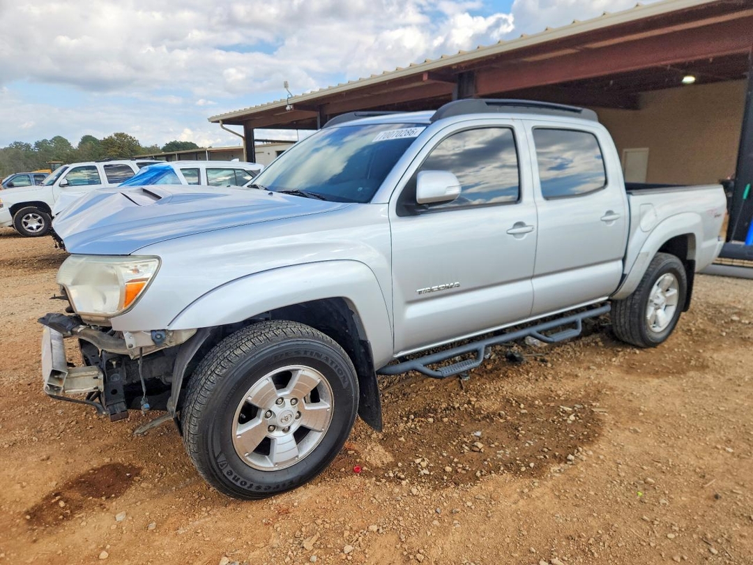 Vue de 2013 TOYOTA TACOMA V6, angle 1