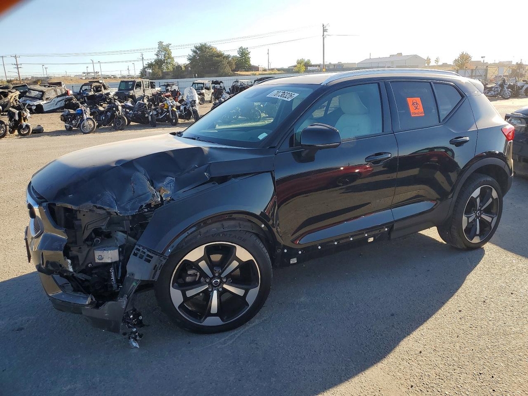 Vue de 2022 VOLVO XC40 T5 MOMENTUM, angle 1