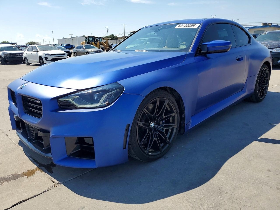 Vista de 2024 BMW M2, ángulo 1