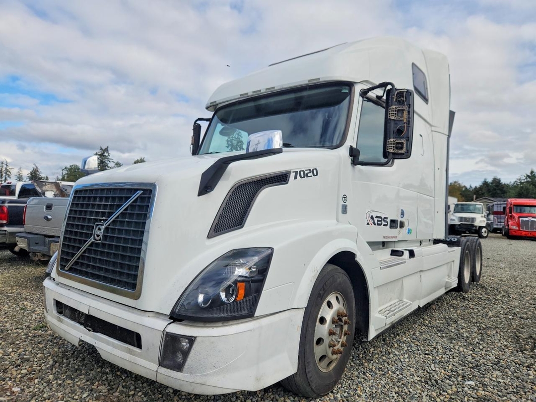 Вид 2017 VOLVO VN VNL, угол 1