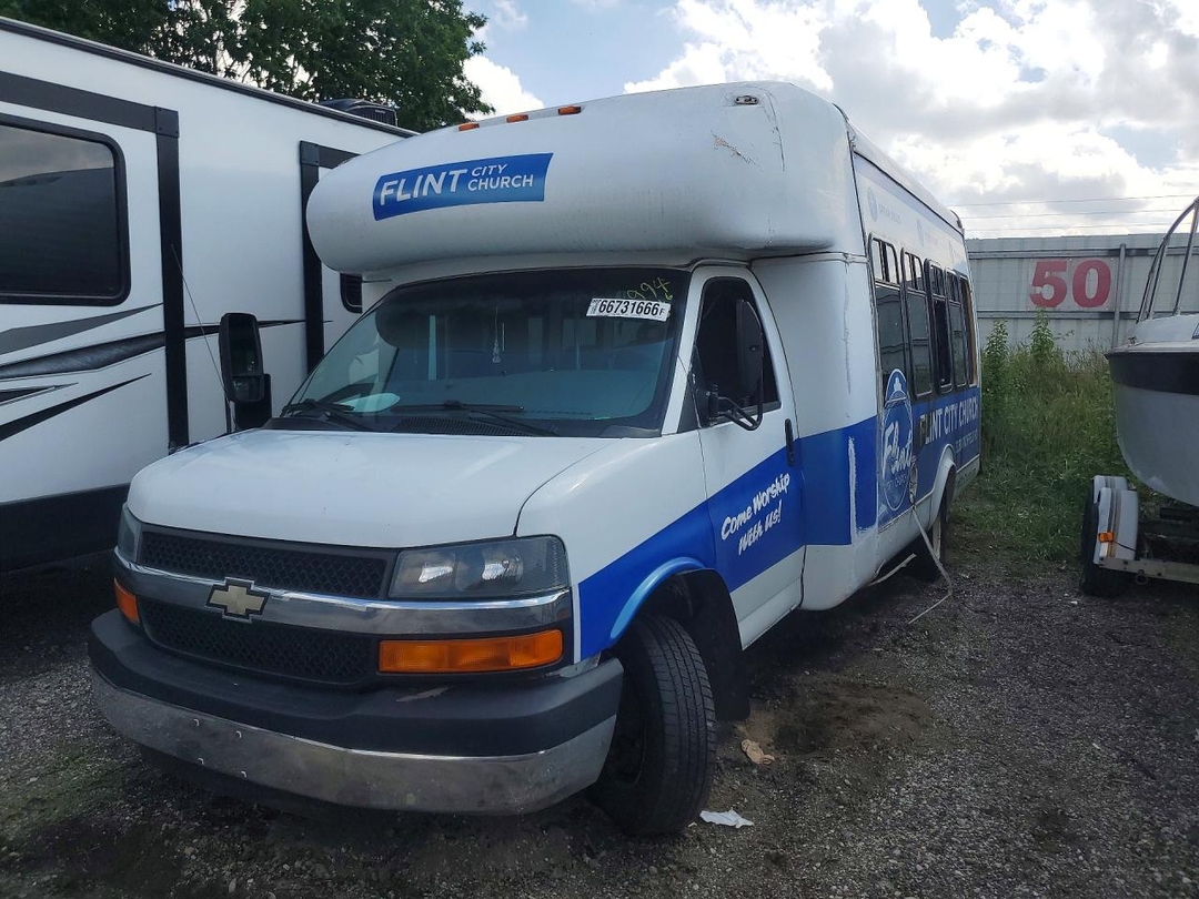 منظر 2005 CHEVROLET EXPRESS SHUTTLE BUS، زاوية 1