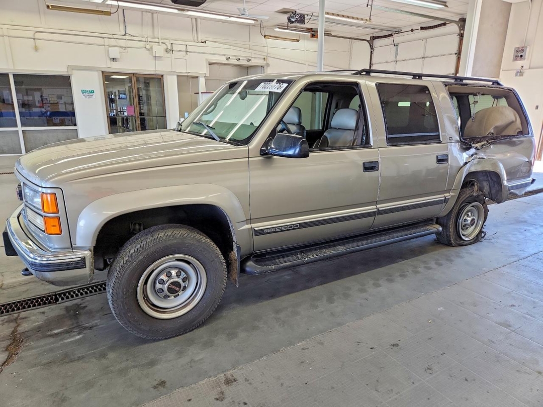 Vista de 1999 GMC SUBURBAN K2500, ángulo 1