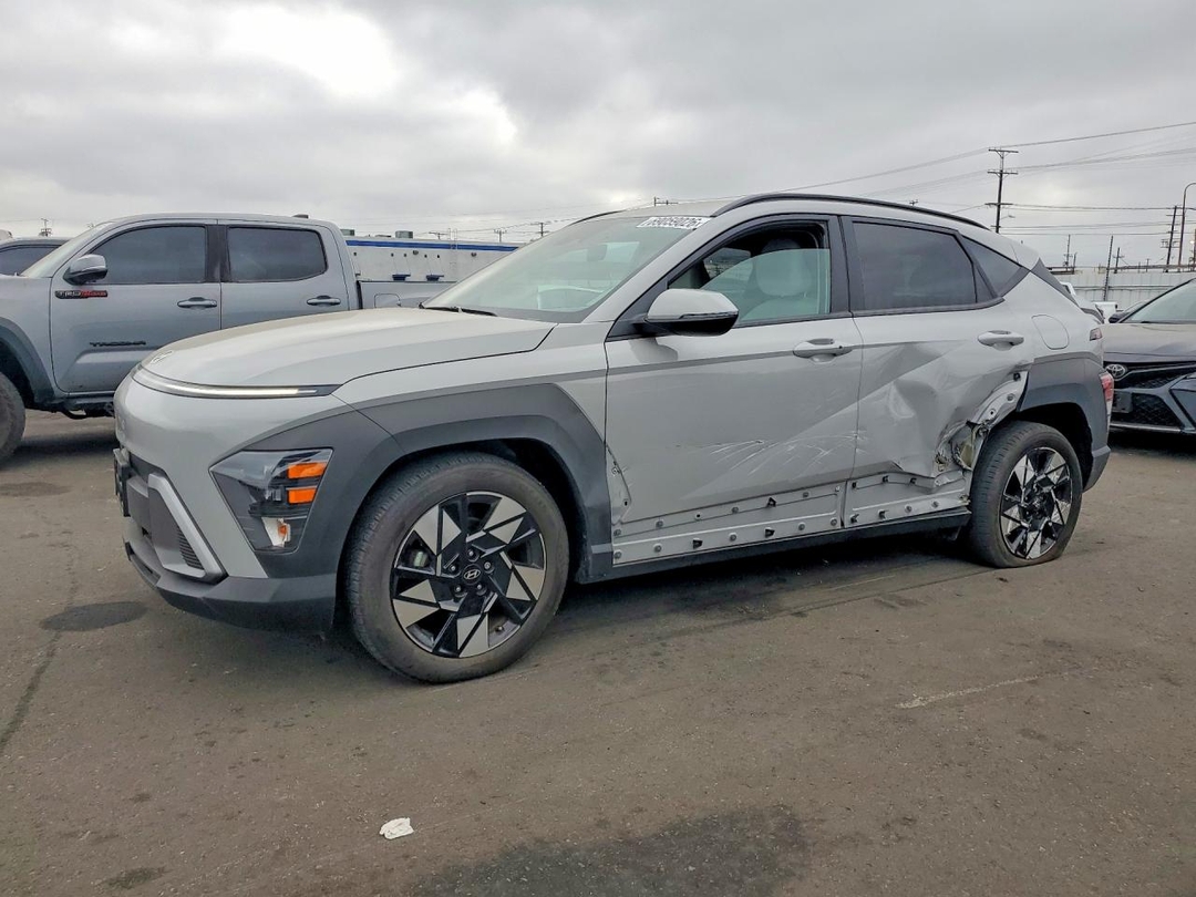 Vue de 2024 HYUNDAI KONA SEL, angle 1