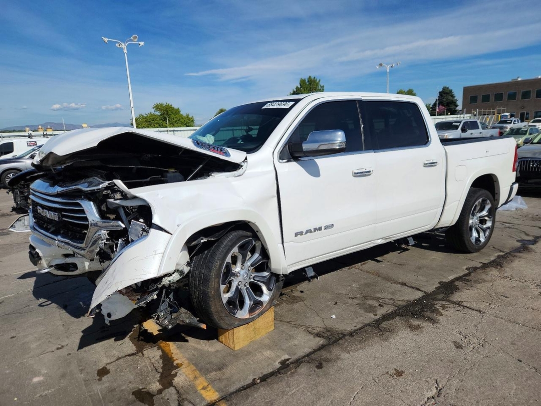 Вид 2022 RAM 1500 LONGHORN, угол 1
