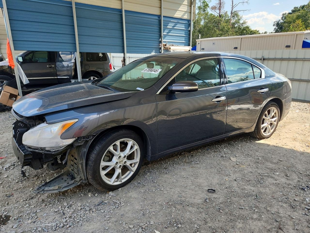 Vue de 2013 NISSAN MAXIMA 3.5 S, angle 1