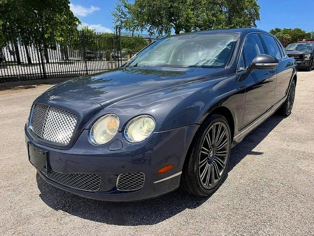 Vue de 2013 BENTLEY CONTINENTAL FLYING SPUR SPEED, angle 1