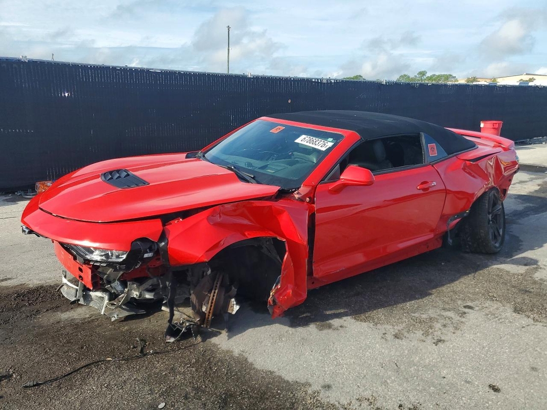 Vue de 2020 CHEVROLET CAMARO SS, angle 1