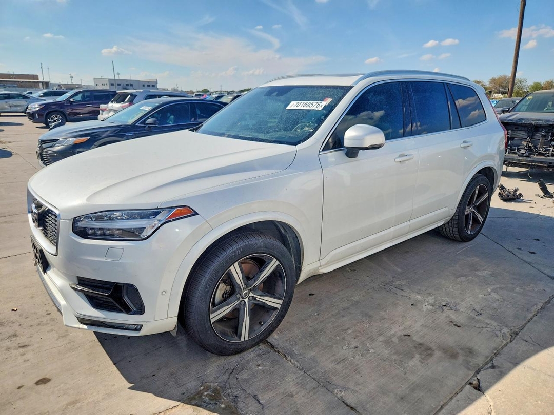 Вид 2018 VOLVO XC90 T5, угол 1