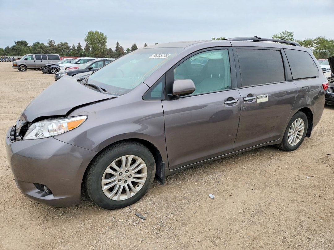 منظر 2015 TOYOTA SIENNA XLE 8-PASSENGER، زاوية 1