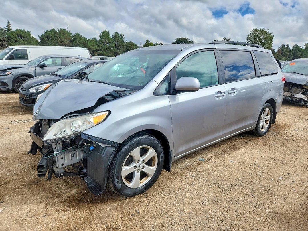 Vue de 2014 TOYOTA SIENNA LE, angle 1