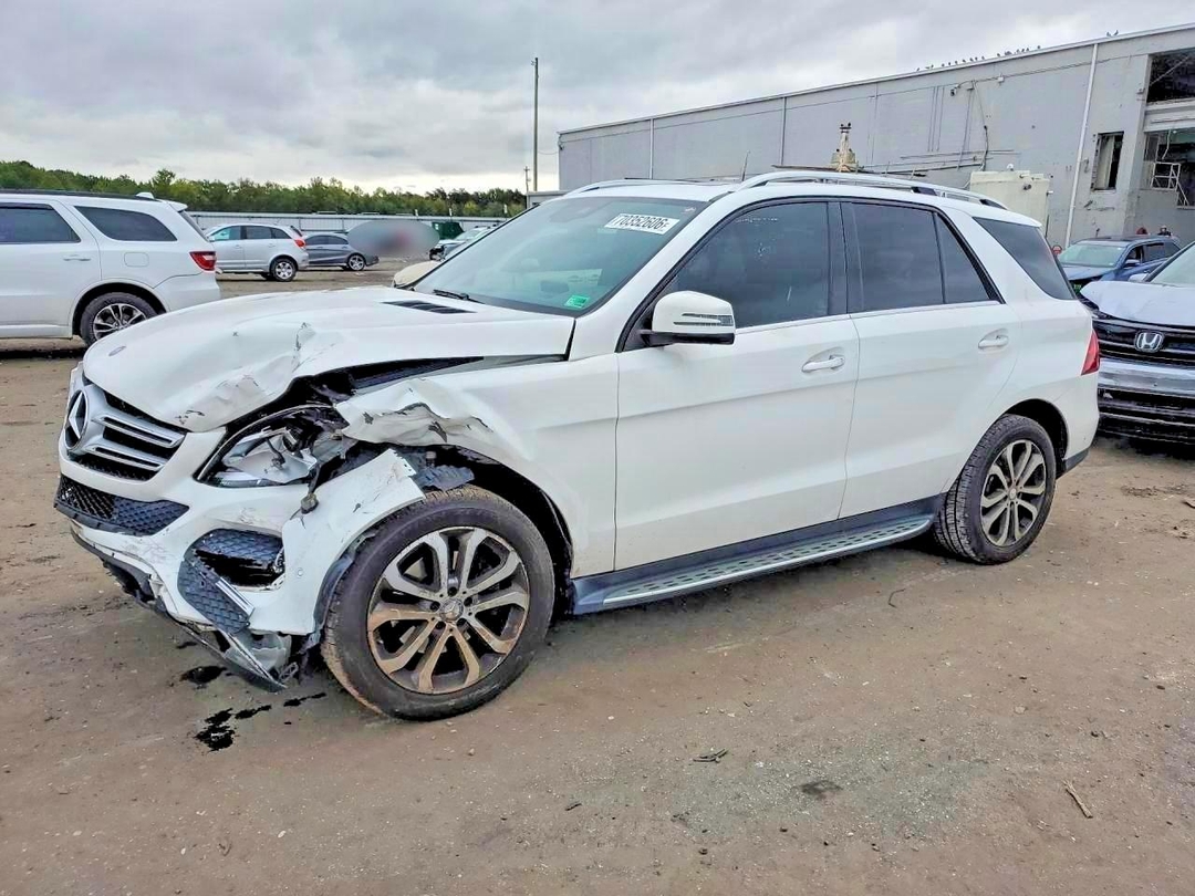Vista de 2017 MERCEDES-BENZ GLE 350, ángulo 1