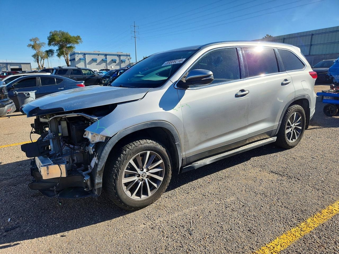 Vista de 2019 TOYOTA HIGHLANDER XLE, ángulo 1