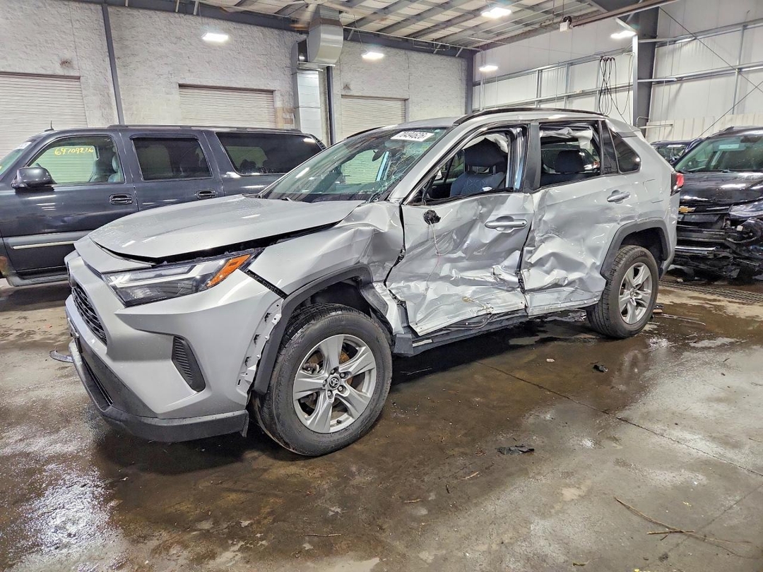 Vue de 2024 TOYOTA RAV4 XLE, angle 1