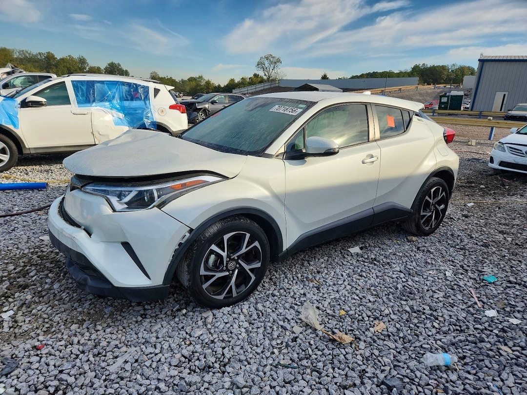 منظر 2019 TOYOTA C-HR XLE، زاوية 1