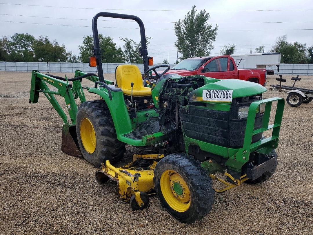 Vue de 1999 JOHN DEERE 4400 TRACTOR, angle 1