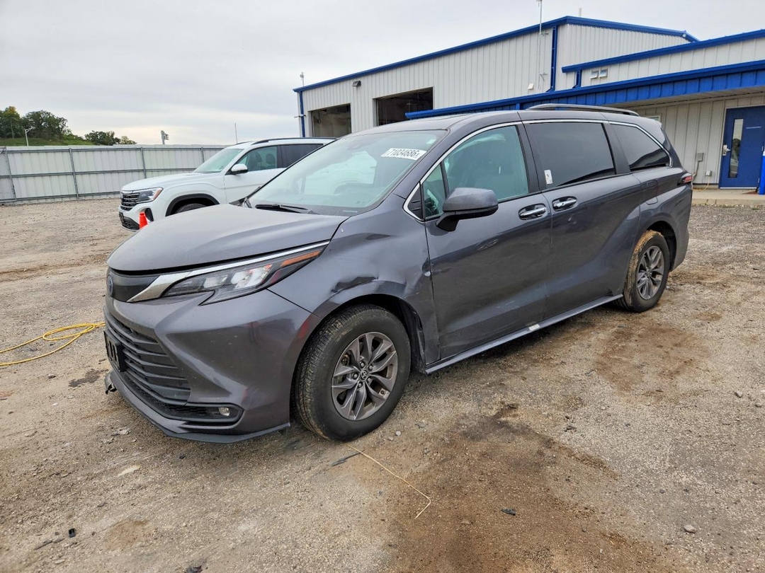 Вид 2025 TOYOTA SIENNA XLE 7-PASSENGER, угол 1