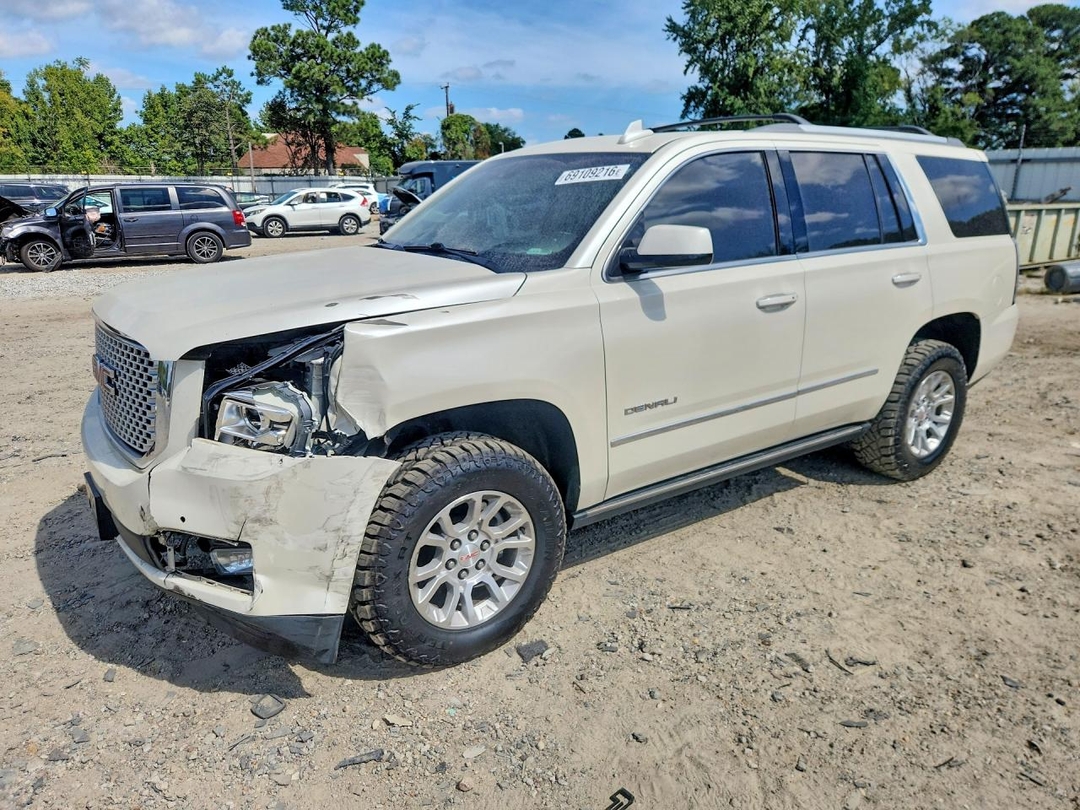 Vue de 2015 GMC YUKON DENALI, angle 1