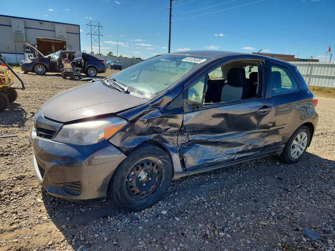 Вид 2014 TOYOTA YARIS 3-DOOR L, угол 1