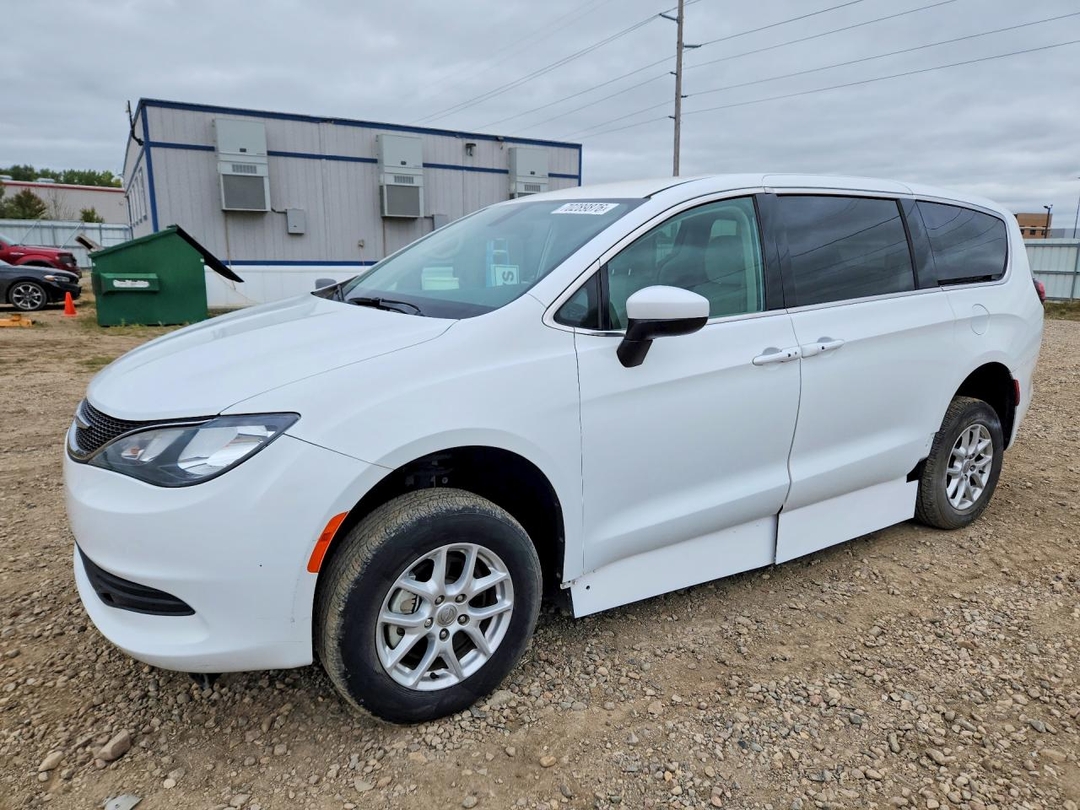 Vista de 2017 CHRYSLER PACIFICA LX, ángulo 1
