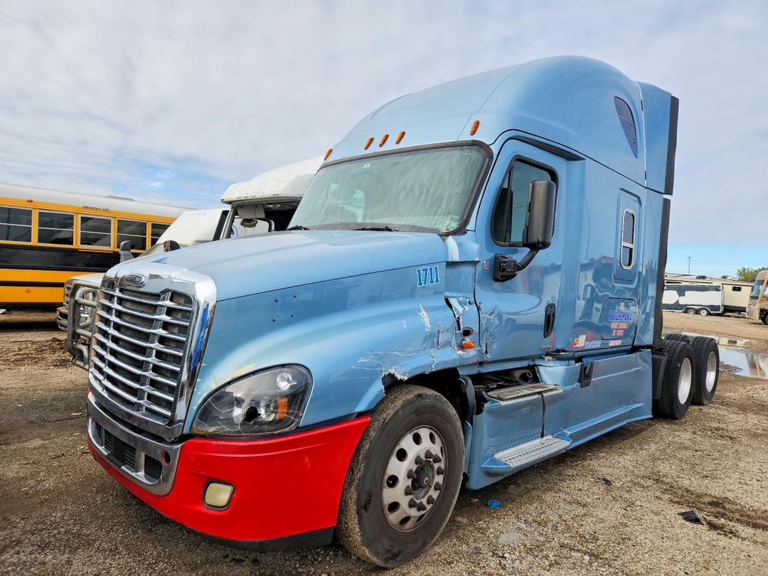 منظر 2017 FREIGHTLINER CASCADIA 125 SEMI TRUCK، زاوية 1