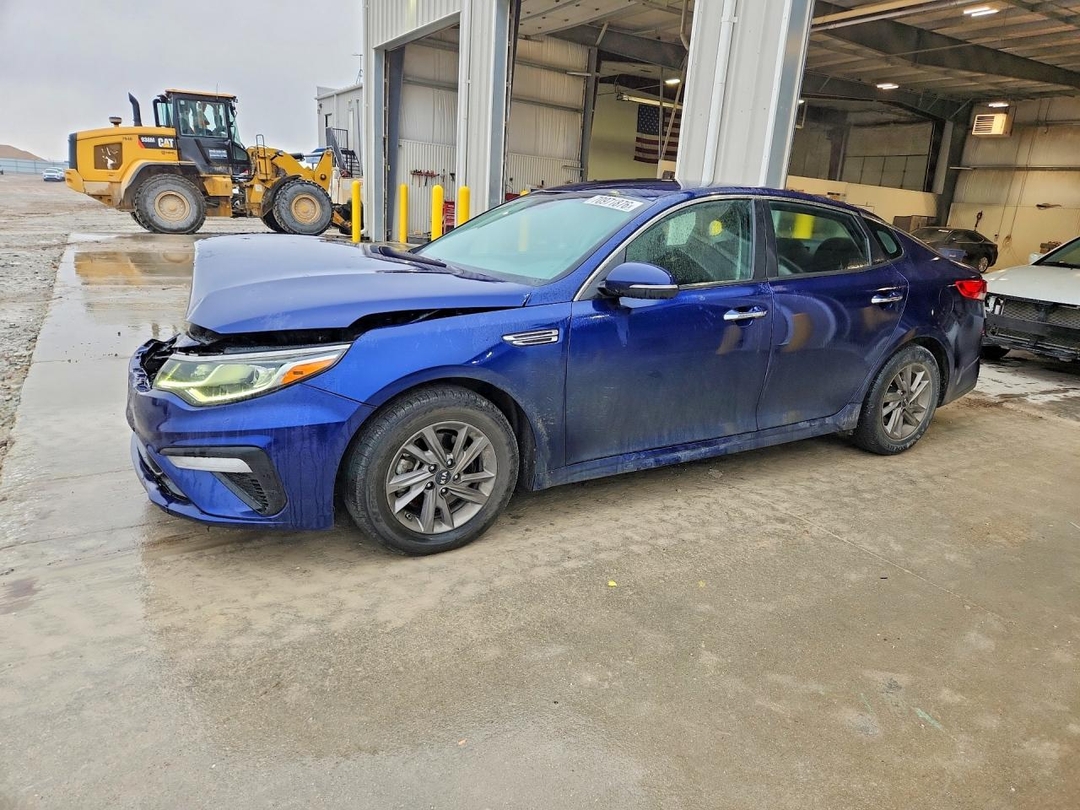 Vue de 2020 KIA OPTIMA LX, angle 1