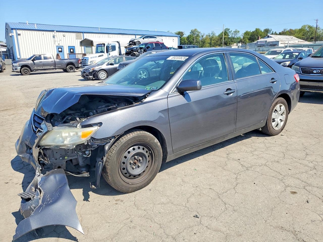 Vue de 2011 TOYOTA CAMRY LE, angle 1