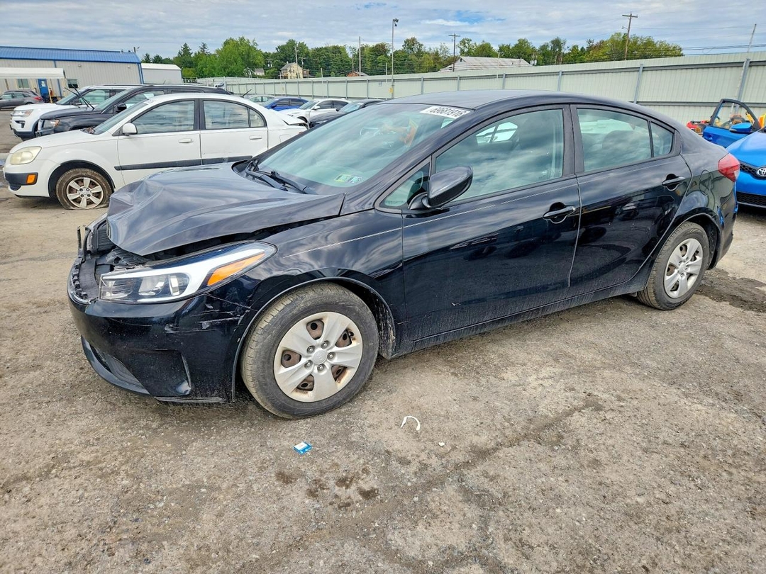 Vue de 2017 KIA FORTE LX, angle 1