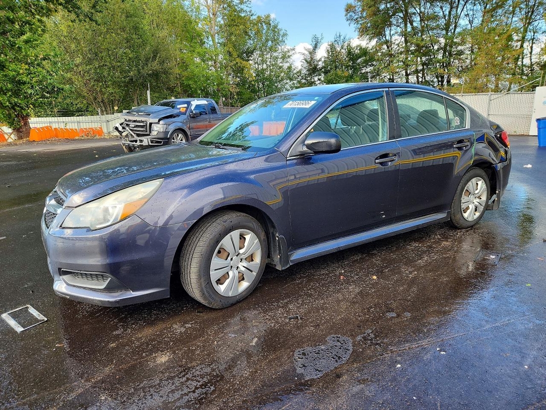 Vue de 2013 SUBARU LEGACY 2.5I, angle 1