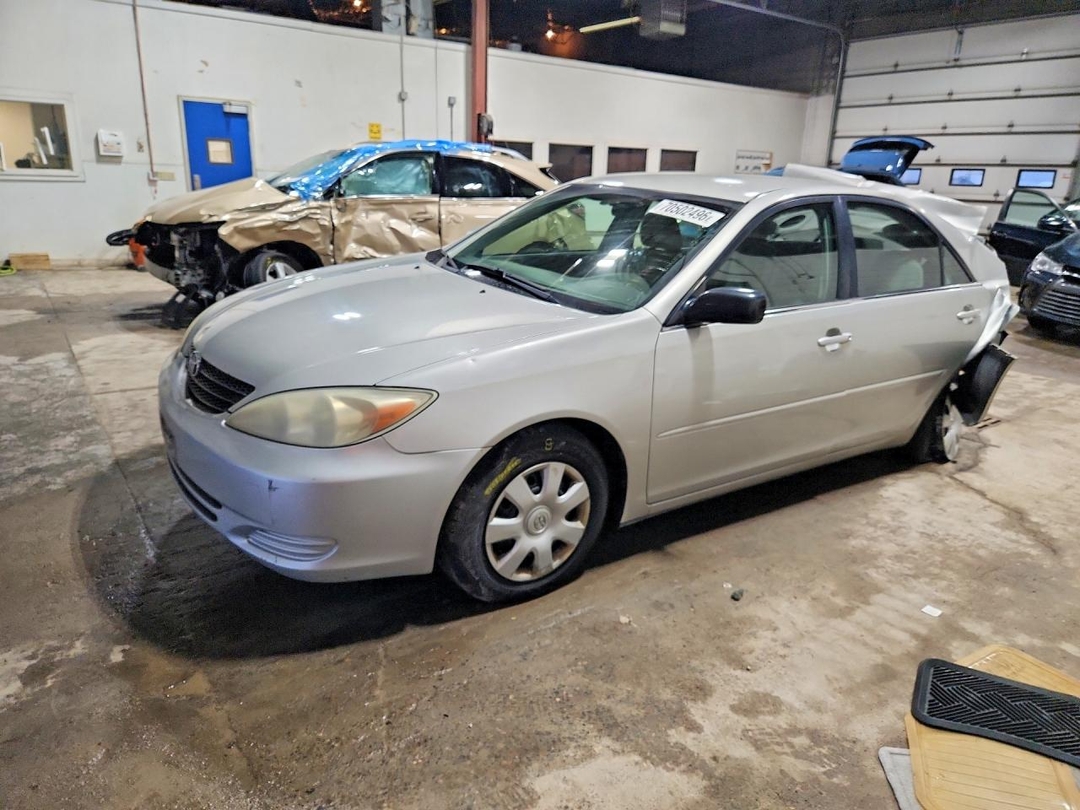 Vue de 2004 TOYOTA CAMRY LE, angle 1