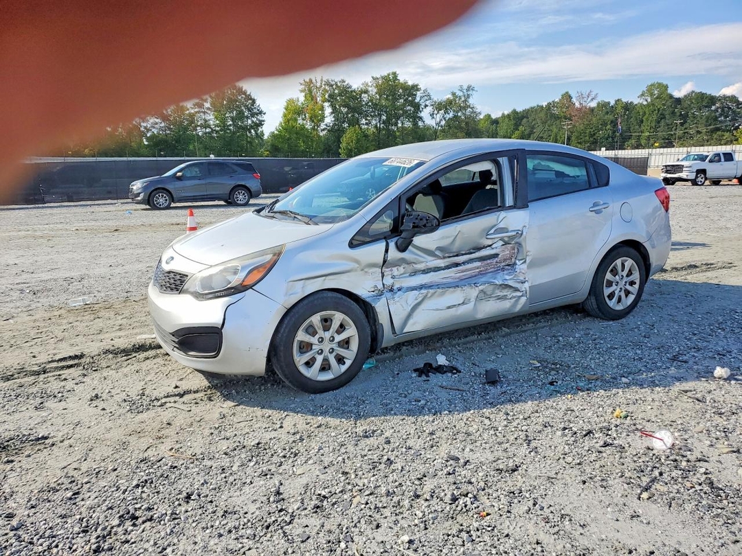Вид 2014 KIA RIO LX, угол 1