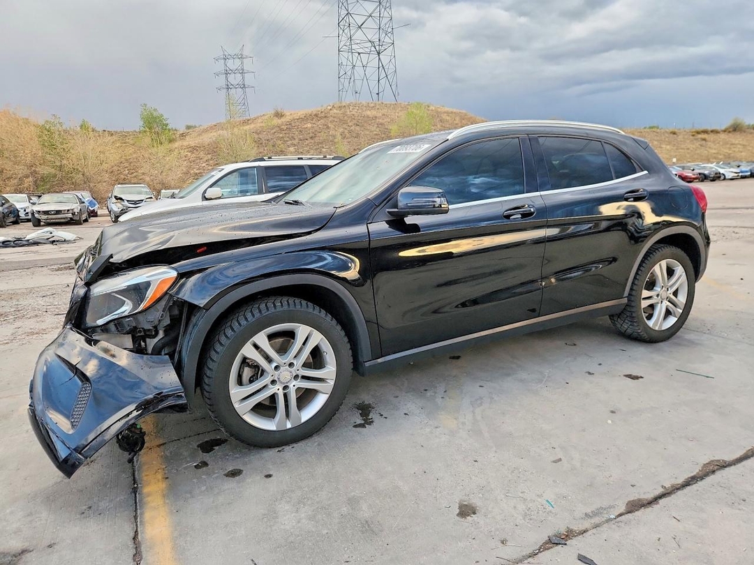 Vue de 2015 MERCEDES-BENZ GLA 250 4MATIC, angle 1